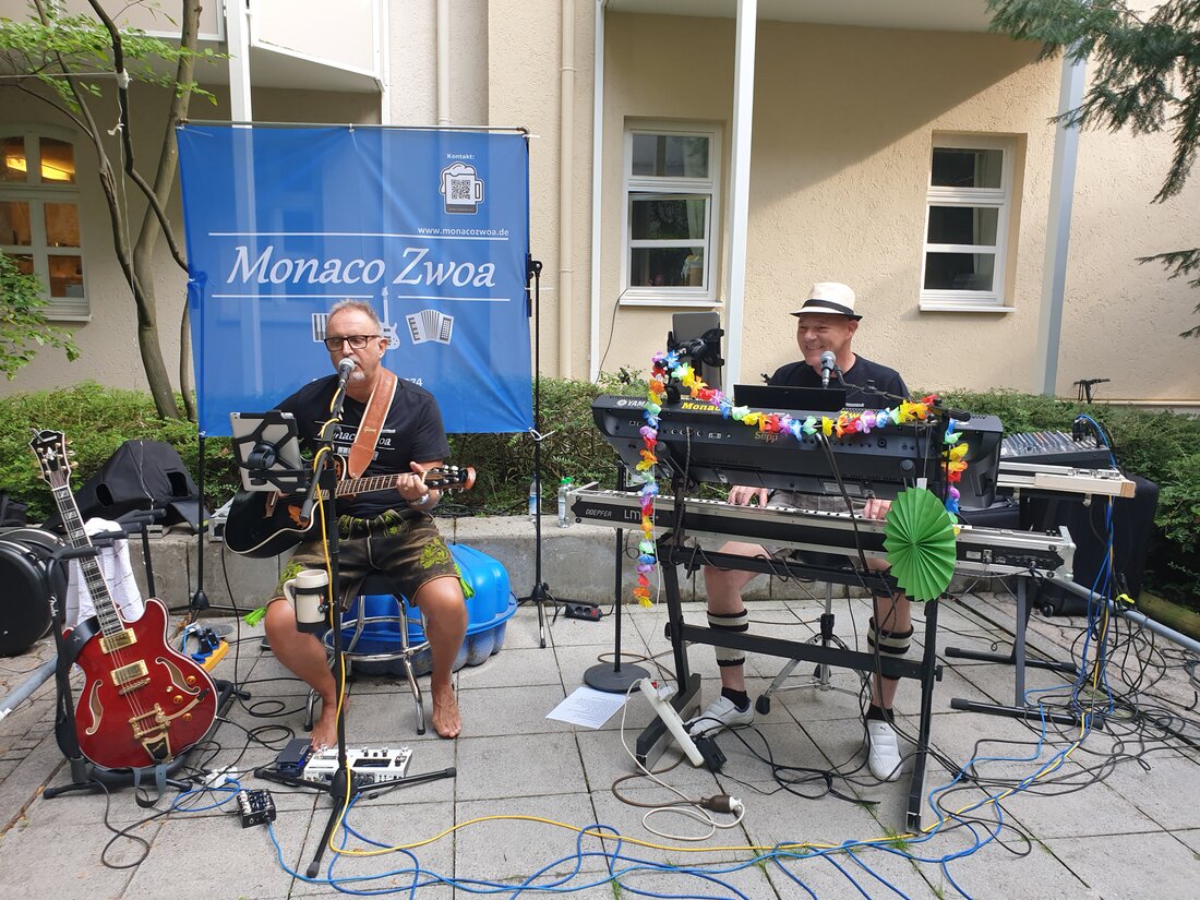 Firmenfeier mit Livemusik und tanzenden Gästen