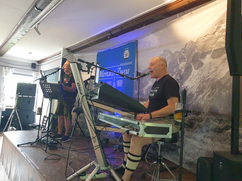 Musikduo spielt moderne Popsongs live