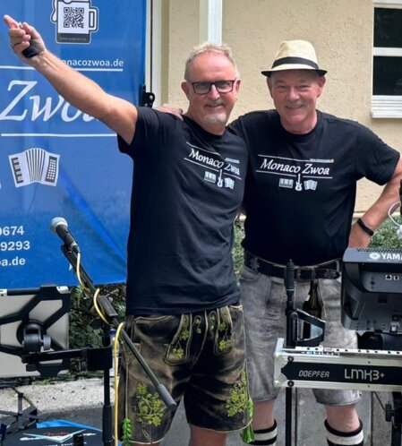 Monaco Zwoa spielt akustisch mit Gitarre und Gesang