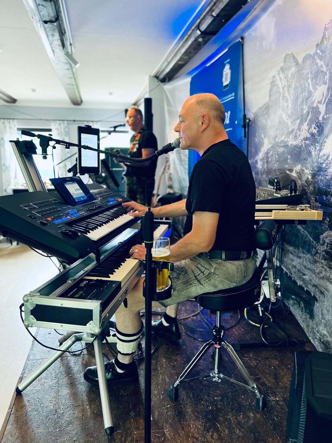 Biergarten mit Livemusik und Publikum