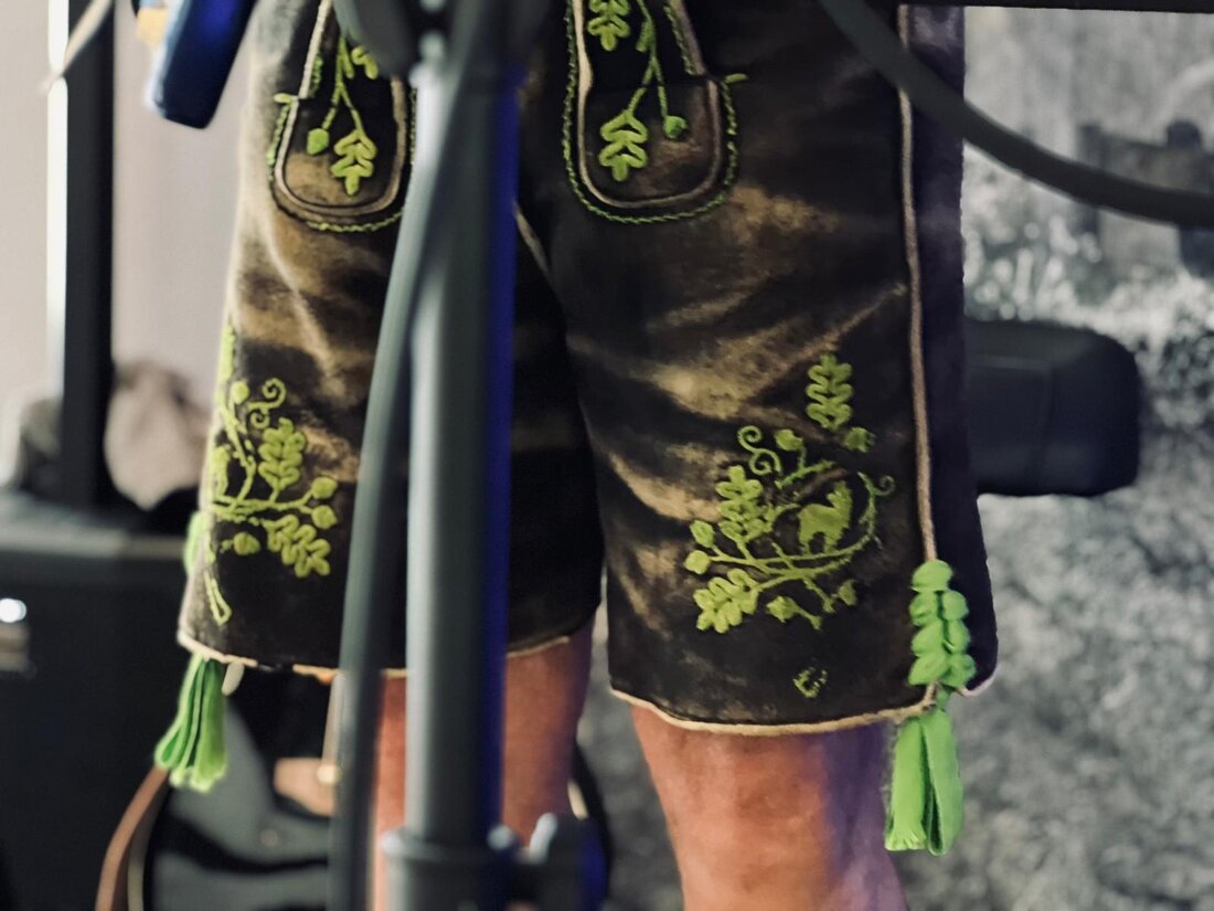 Firmenfeier mit Livemusik und tanzenden Gästen