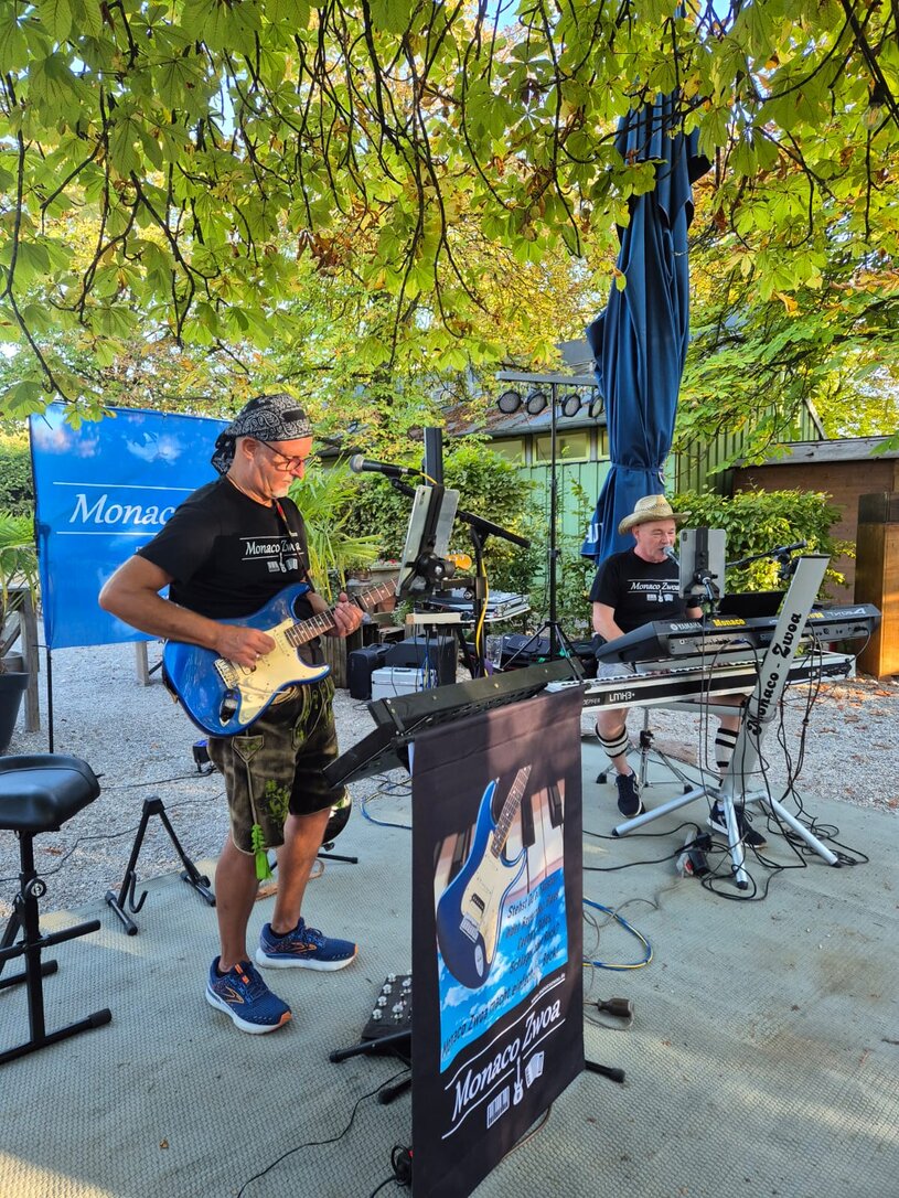 Feiernde Menge bei Partymusik
